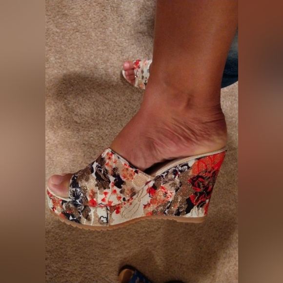 NEW Floral Slip-on Wedges - Picture 6 of 11